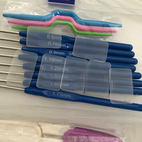 NEW Crochet Set Kit Beginner 8 Hooks 0.6mm to 1.75mm Amigurumi - Picture 3 of 6